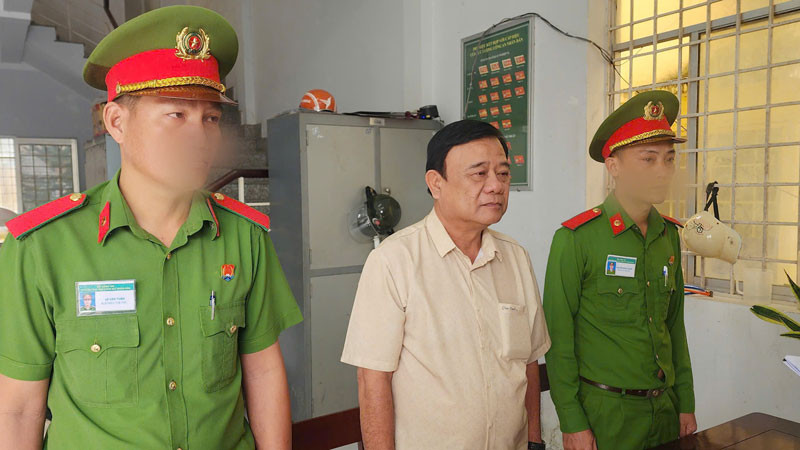 Cơ quan Cảnh sát điều tra Công an tỉnh Kiên Giang thi hành lệnh bắt bị can để tạm giam đối với Trần Minh Vũ. 