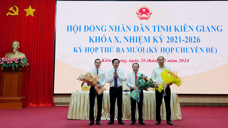 Ủy viên Trung ương Đảng, Bí thư Tỉnh ủy Kiên Giang Đỗ Thanh Bình tặng hoa chúc mừng các đồng chí: Mai Văn Huỳnh (thứ hai từ phải qua), Lâm Minh Thành (bìa phải) và Nguyễn Thanh Nhàn. 