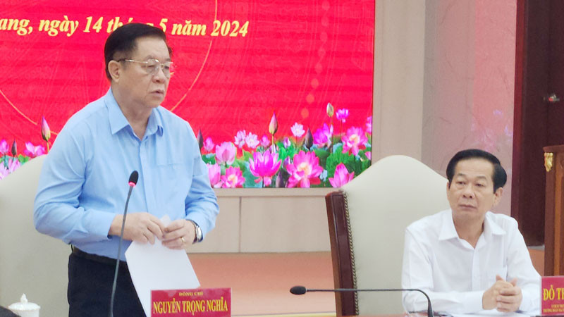 Đồng chí Nguyễn Trọng Nghĩa phát biểu tại buổi làm việc với Ban Thường vụ Tỉnh ủy Kiên Giang. 