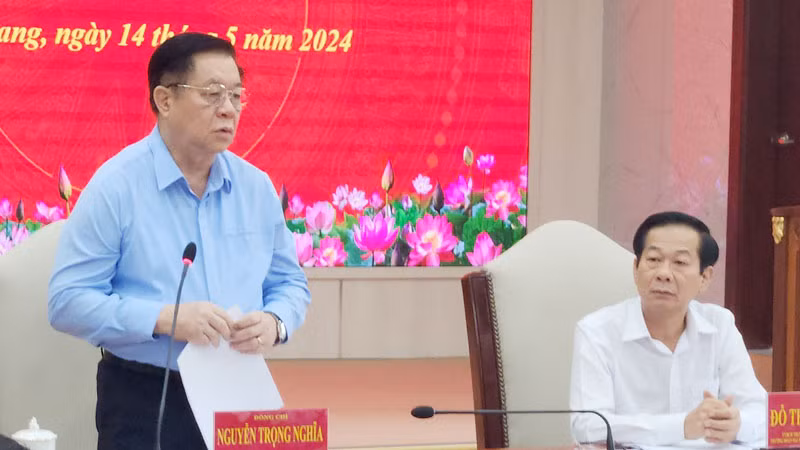 Đồng chí Nguyễn Trọng Nghĩa phát biểu tại buổi làm việc với Ban Thường vụ Tỉnh ủy Kiên Giang. 