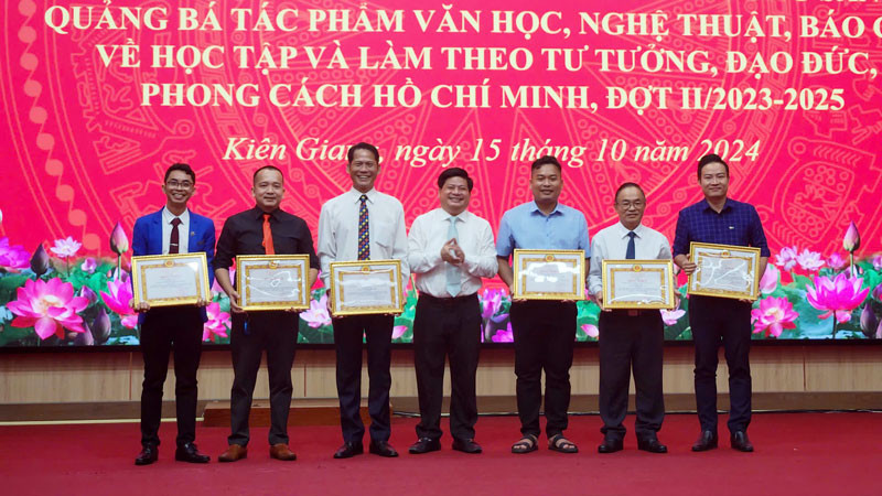 Trưởng Ban Tuyên giáo Tỉnh ủy Kiên Giang, Tống Phước Trường trao giải Nhất Giải thưởng sáng tác, quảng bá tác phẩm văn học, nghệ thuật, báo chí về chủ đề “Học tập và làm theo tư tưởng, đạo đức, phong cách Hồ chí Minh”.