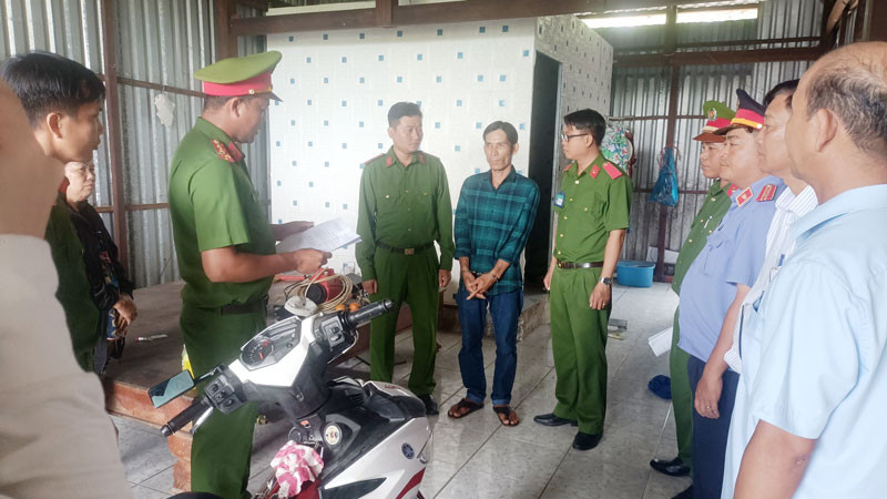 Lực lượng chức năng thi hành Lệnh khám xét nơi ở của đối tượng Thắm. Ảnh: Cổng thông tin điện tử Công an Kiên Giang.