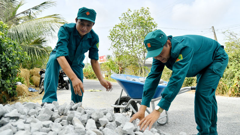 Lực lượng dân quân tham gia các phần việc trong dịp Tết quân-dân năm 2024. 