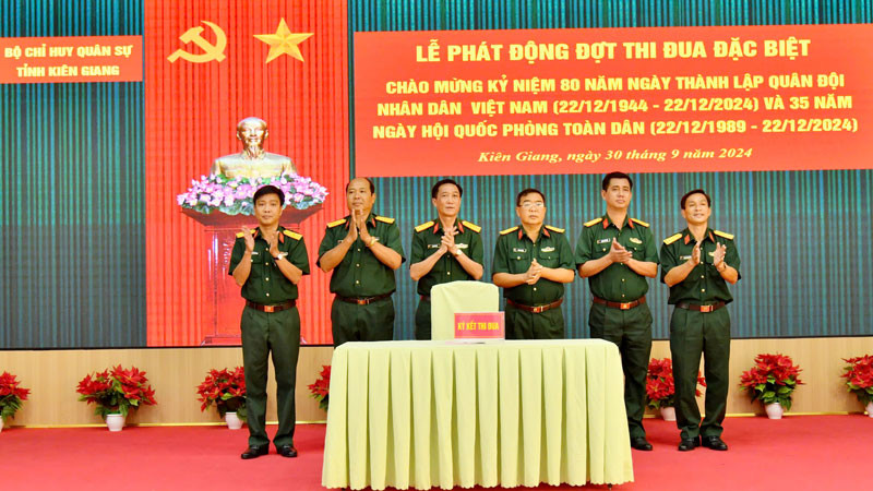 Cơ quan các phòng: Tham mưu, Chính trị và Hậu cần-Kỹ thuật, thuộc Bộ Chỉ huy quân sự tỉnh Kiên Giang đã ký kết giao ước thi đua. 
