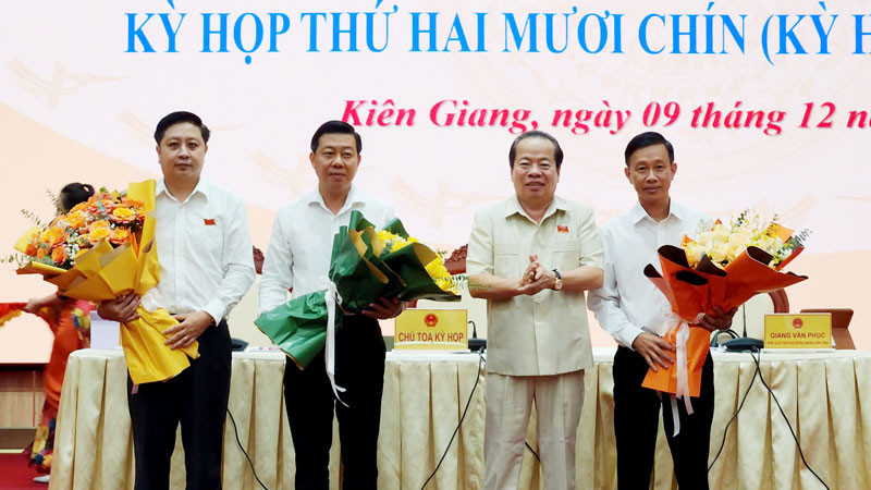 Chủ tịch Hội đồng nhân dân tỉnh Kiên Giang Mai Văn Huỳnh tặng hoa chúc mừng các đồng chí được Hội đồng nhân dân bầu, miễn nhiệm. 