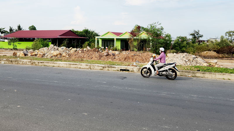 Ông Lý Thanh Giàu bao chiếm phần đất 2.895,9m2 sau đó xây dựng không phép 4 căn nhà (gồm 3 căn nhà kiên cố và 1 nhà xưởng). 