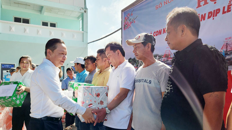 Lãnh đạo Sở Nông nghiệp và Phát triển nông thôn tỉnh Kiên Giang tặng quà cho ngư dân nhân dịp xuất hành vươn khơi bám biển đầu Xuân 2024. 