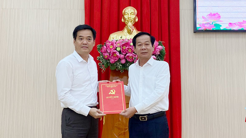 Bí thư Tỉnh ủy Kiên Giang Đỗ Thanh Bình (bên phải) trao quyết định cho ông Lê Quốc Anh.