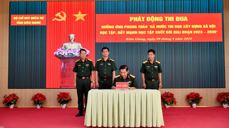 Các cơ quan, đơn vị đã ký kết giao ước thi đua.