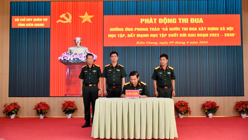 Các cơ quan, đơn vị đã ký kết giao ước thi đua.