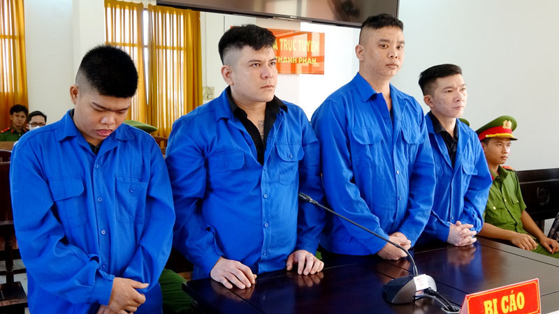 4 bị cáo tại phiên tòa sơ thẩm ngày 4/6.
