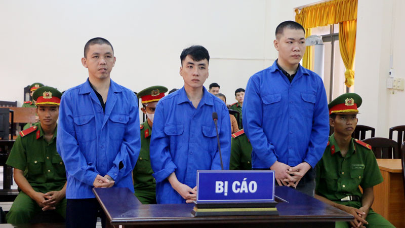 Bị cáo Nguyễn Triều Giang (giữa), Nguyễn Tiến Thành (bìa phải) và Trình Vũ Tuấn tại phiên tòa. 