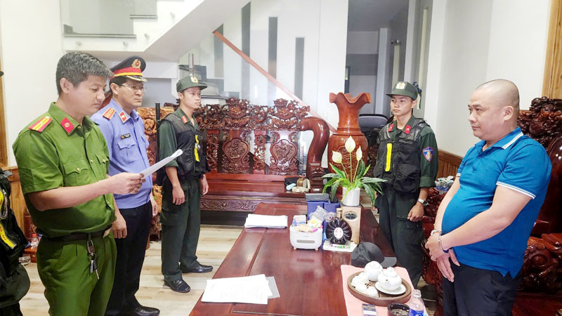 Cơ quan điều tra tống đạt quyết khởi tố bị can đối với Nguyễn Văn Tửa.