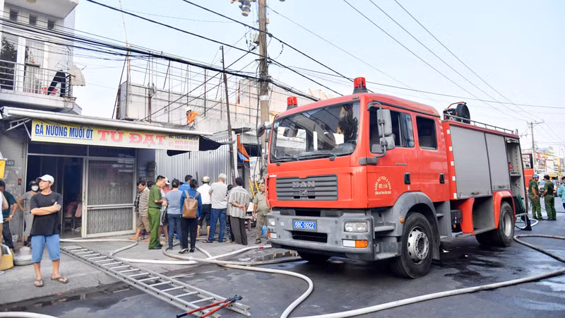 Lực lượng và phương tiện tham gia chữa cháy kịp thời có mặt tại hiện trường vụ cháy.