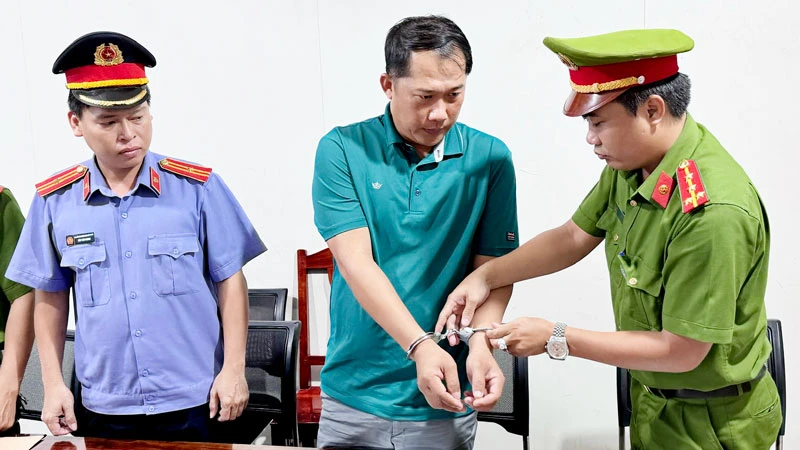 Cơ quan chức năng thi lệnh giữ người trong trường hợp khẩn cấp đối với đối tượng Du Việt Thanh. (Ảnh: Công an thành phố Phú Quốc)