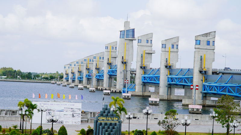 Cống ngăn mặn Cái Lớn đóng từ 9 đến 11 van để điều tiết nguồn nước, hạn chế xâm nhập mặn cũng như bảo vệ nước sinh hoạt, sản xuất cho người dân.