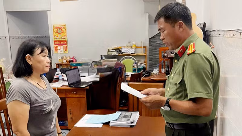 Cơ quan An ninh điều tra Công an tỉnh Kiên Giang tống đạt các quyết định khởi tố vụ án, khởi tố bị can, thi hành lệnh bắt tạm giam đối với Nguyễn Ngọc Châu.