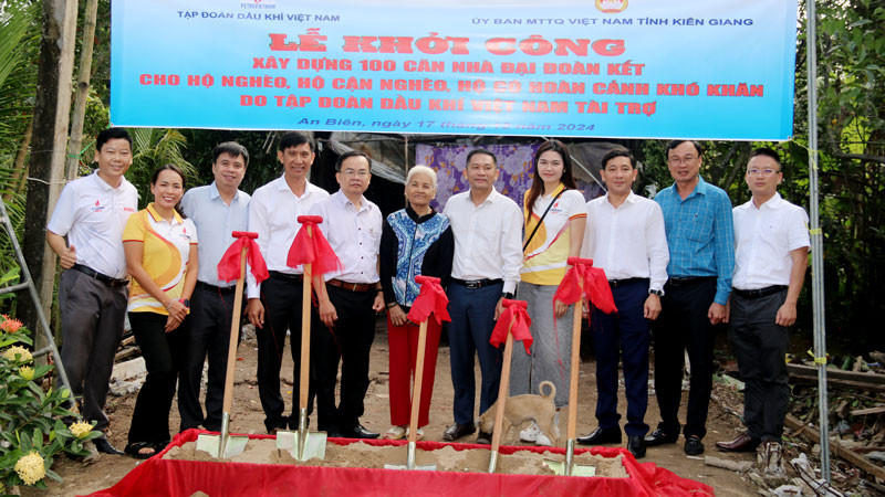 Nghi thức khởi công nhà Đại đoàn kết cho hộ gia đình bà Lâm Thị Sậy, ngụ Khu phố 2, thị trấn Thứ Ba, huyện An Biên.