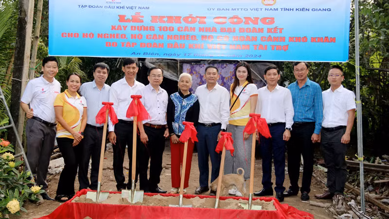 Nghi thức khởi công nhà Đại đoàn kết cho hộ gia đình bà Lâm Thị Sậy, ngụ Khu phố 2, thị trấn Thứ Ba, huyện An Biên.