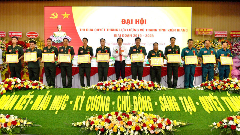 Ủy viên Trung ương Đảng, Bí thư Tỉnh ủy Kiên Giang Đỗ Thanh Bình trao Bằng khen cho các tập thể đạt thành tích xuất sắc trong phong trào Thi đua quyết thắng lực lượng vũ trang tỉnh Kiên Giang giai đoạn 2019-2024.