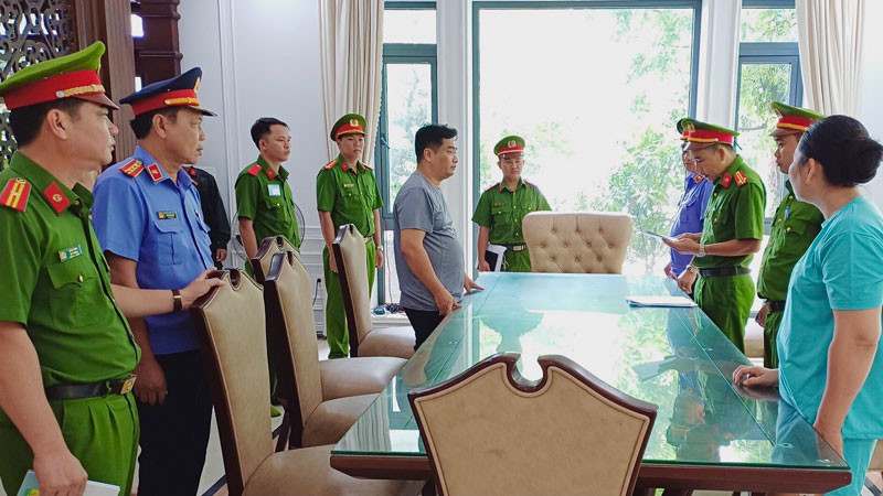 Cơ quan chức năng thi hành lệnh bắt Tăng Tấn Đạt để điều tra về hành vi “Lừa đảo chiếm đoạt tài sản”. (Ảnh: Cổng TTĐT Công an Kiên Giang)