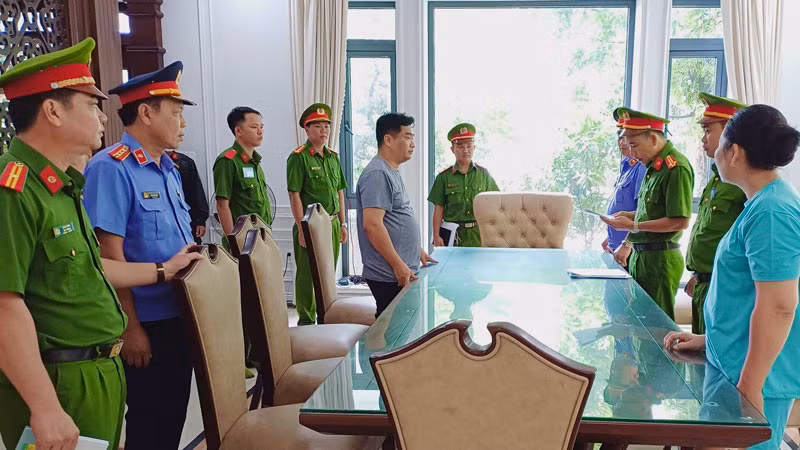 Cơ quan chức năng thi hành lệnh bắt Tăng Tấn Đạt để điều tra về hành vi “Lừa đảo chiếm đoạt tài sản”. (Ảnh: Cổng TTĐT Công an Kiên Giang)