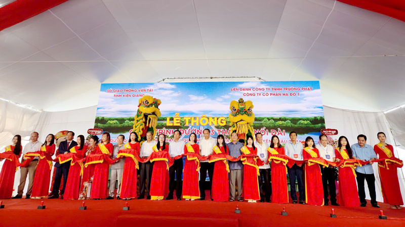 Đại biểu thực hiện nghi thức thông xe công trình Đường 3 Tháng 2 nối dài. 