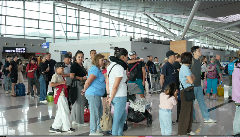 Khách du lịch làm thủ tục lên máy bay về Đài Loan (Trung Quốc). 