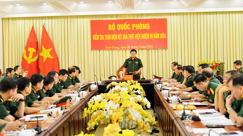 Thiếu tướng Phạm Văn Hoạt phát biểu tại buổi kiểm tra.