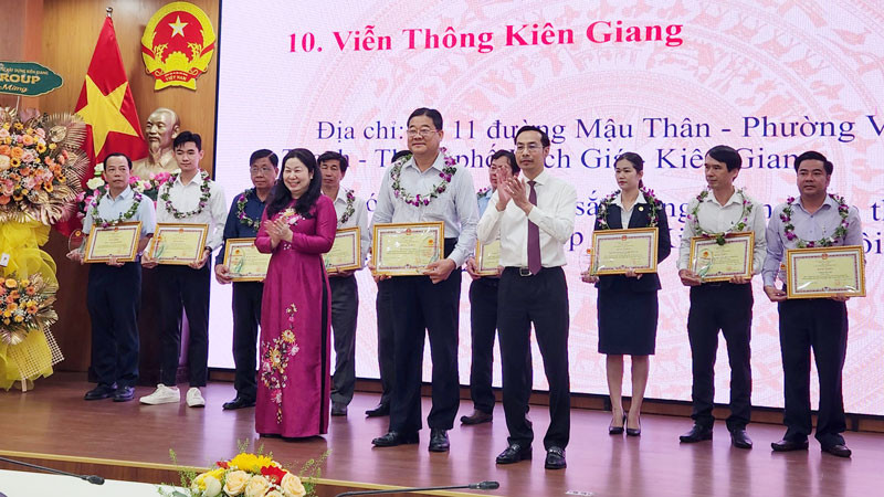 Lãnh đạo tỉnh Kiên Giang trao bằng khen Ủy ban nhân dân tỉnh cho các tập thể có thành tích xuất sắc trong phong trào thi đua chuyên đề “Doanh nghiệp tỉnh Kiên Giang hội nhập và phát triển” năm 2023. 