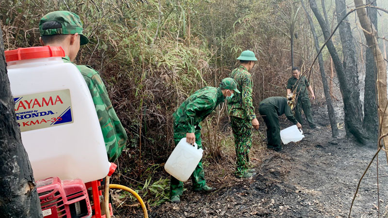 Cán bộ, chiến sĩ Đồn Biên phòng Xà Lực (Bộ đội Biên phòng Kiên Giang) ngăn đám cháy vào rừng đặc dụng Vườn quốc gia Phú Quốc. 