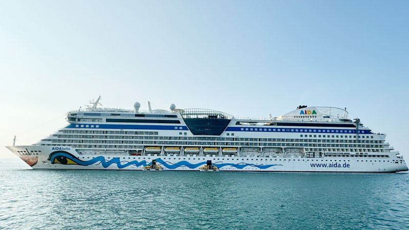 Tàu du lịch Aida Bella chở hơn 2.000 khách quốc tế là người Đức, Úc neo đậu cảng Dương Đông, thành phố Phú Quốc, sáng 9/2. 