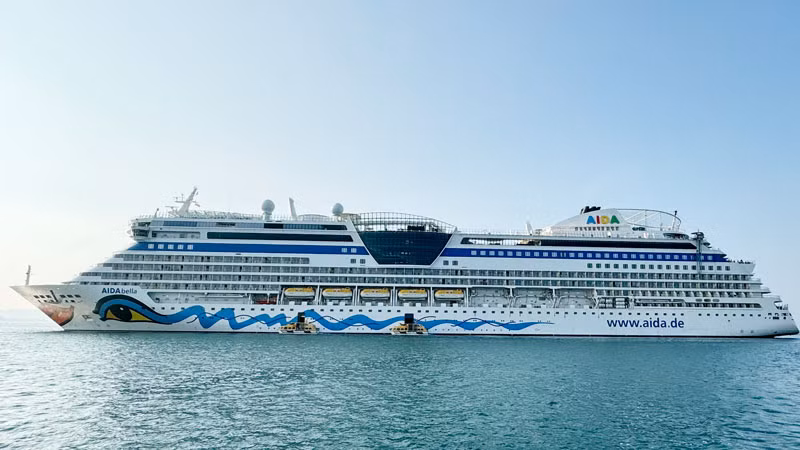 Tàu du lịch Aida Bella chở hơn 2.000 khách quốc tế là người Đức, Úc neo đậu cảng Dương Đông, thành phố Phú Quốc, sáng 9/2. 