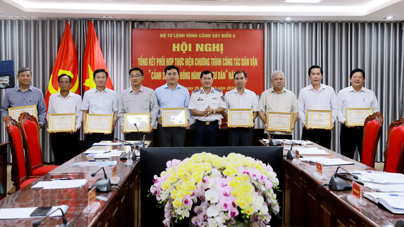 Lãnh đạo Bộ Tư lệnh Vùng Cảnh sát biển 4 tặng giấy khen cho các tập thể, cá nhân có thành tích tiêu biểu trong thực hiện chương trình “Cảnh sát biển đồng hành với ngư dân” năm 2024.