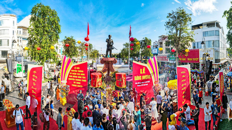 Lễ hội truyền thống kỷ niệm Anh hùng dân tộc Nguyễn Trung Trực hy sinh được tổ chức hàng năm tại tỉnh Kiên Giang.