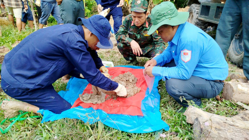 Đội K92 tiến hành cất bốc và quy tập hài cốt liệt sĩ.