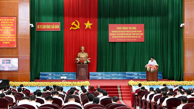 Quang cảnh Lễ phát động thi đua ở khối cơ quan Bộ Tư lệnh Vùng 5 Hải quân.