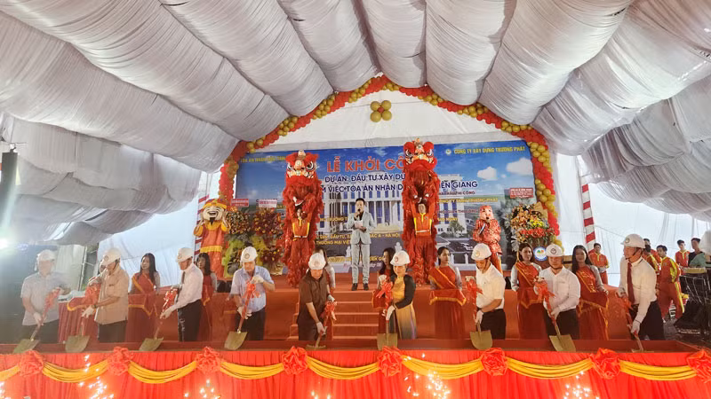 Nghi thức khởi công công trình trụ sở Tòa án nhân dân tỉnh Kiên Giang. 