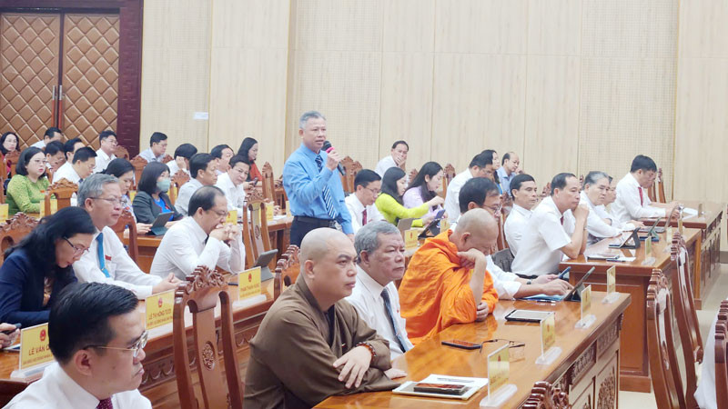 Đại biểu chất vấn lãnh đạo các sở, ngành tỉnh Kiên Giang.