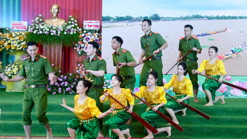 Văn nghệ tại Ngày hội toàn dân bảo vệ an ninh Tổ quốc năm 2024. 