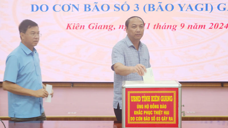 Chủ tịch Ủy ban nhân dân tỉnh Kiên Giang Lâm Minh Thành và thường trực Ủy ban nhân dân tỉnh ủng hộ đồng bào các tỉnh phía bắc bị thiệt hại sau bão số 3. 
