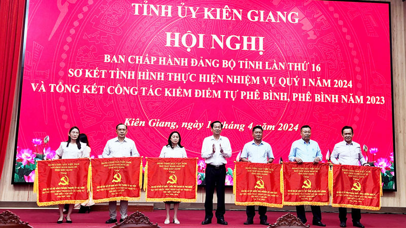 Tỉnh ủy Kiên Giang khen thưởng cho các tập thể và cá nhân có thành tích hoàn thành xuất sắc nhiệm vụ 5 năm liền 2019-2023. 