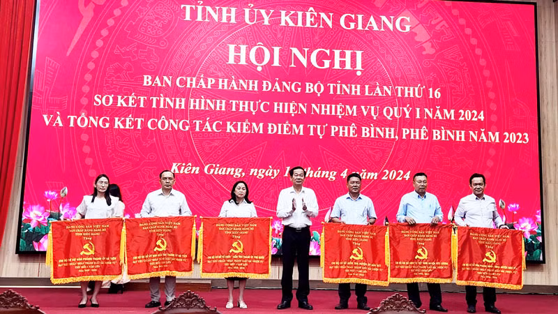 Tỉnh ủy Kiên Giang khen thưởng cho các tập thể và cá nhân có thành tích hoàn thành xuất sắc nhiệm vụ 5 năm liền 2019-2023. 
