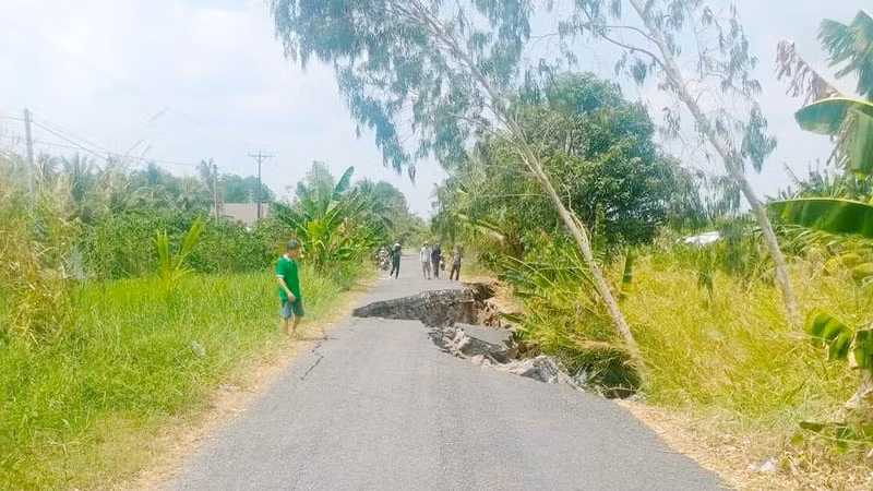 Một đoạn đường bị sạt lở ở vùng đệm U Minh Thượng. 