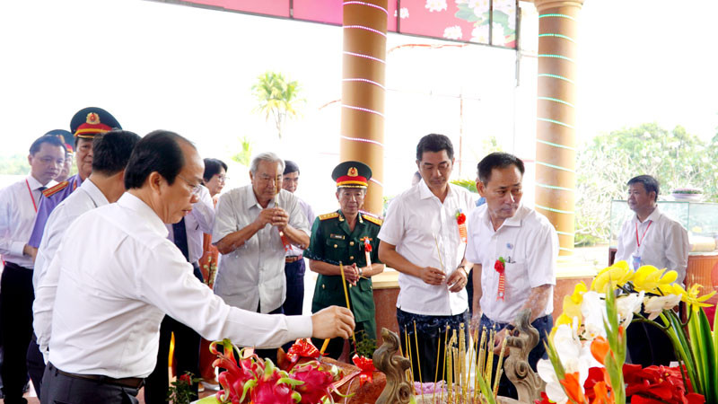 Đại biểu và đông đảo nhân dân đã tiến hành dâng hương và tưởng niệm Anh hùng lực lượng vũ trang nhân dân Phan Thị Ràng.
