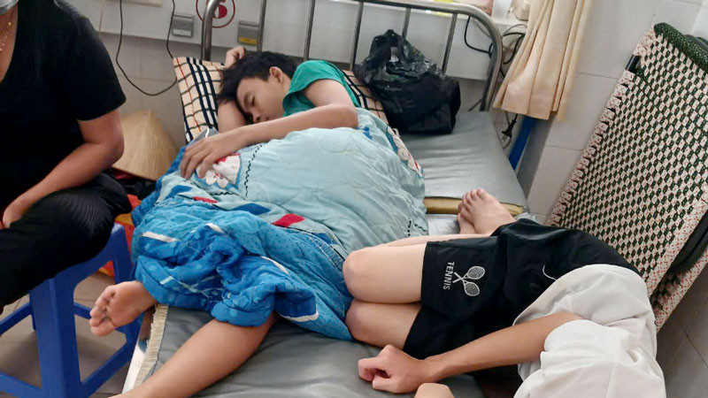 Học sinh ở huyện đảo Kiên Hải, tỉnh Kiên Giang được cấp cứu, nghi do ngộ độc thực phẩm. 