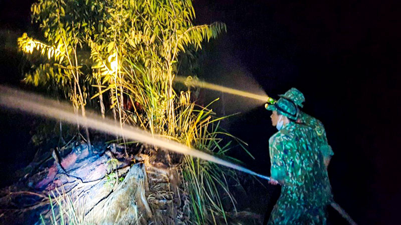Lực lượng chức năng chữa cháy xuyên đêm. (Ảnh: PHƯƠNG VŨ)
