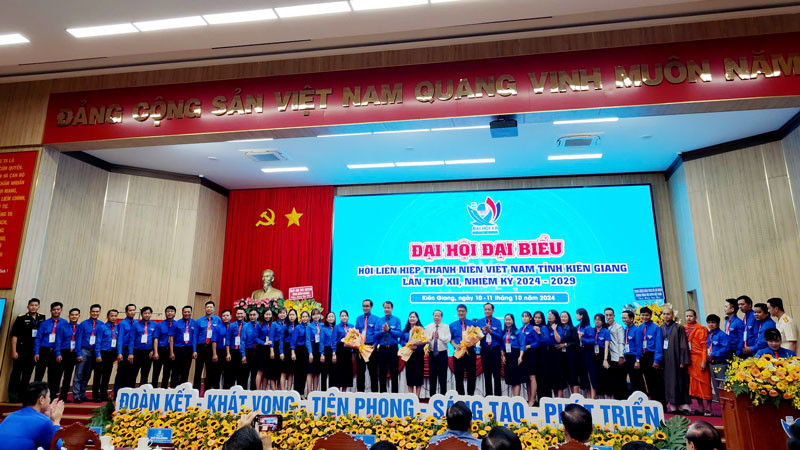 Lãnh đạo tỉnh Kiên Giang, lãnh đạo Trung ương Hội Liên hiệp Thanh niên Việt Nam tặng hoa, chúc mừng ban chấp hành khóa mới.