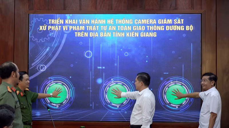 Lãnh đạo Ủy ban nhân dân tỉnh Kiên Giang cùng lãnh đạo sở, ngành tỉnh bấm nút vận hành hệ thống camera giám sát, xử phạt vi phạm trật tự, an toàn giao thông đường bộ trên địa bàn tỉnh Kiên Giang. (Ảnh: VĂN VŨ)