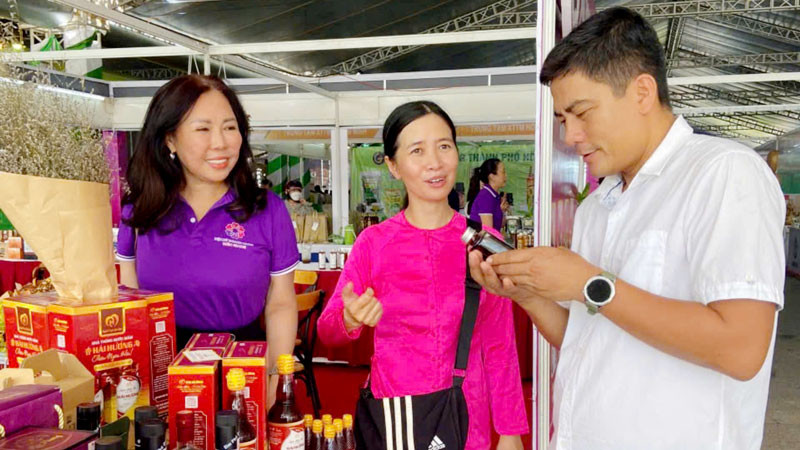 Đại biểu tham quan, tìm hiểu sản phẩm OCOP tại các gian hàng